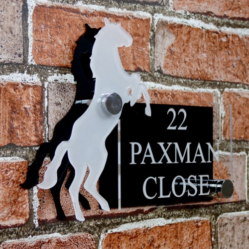 House-Sign-With-Horses-500x500